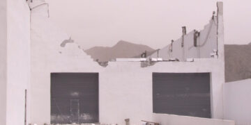 Viento derriba barda y causa daños en tres viviendas