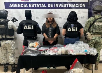 Detienen a joven mujer con armas de fuego y drogas en Ciudad Juárez