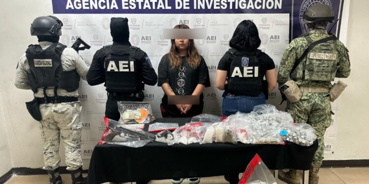 Detienen a joven mujer con armas de fuego y drogas en Ciudad Juárez