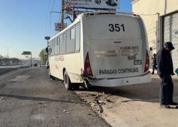 Impacta contra camión de pasajeros al norte de la ciudad