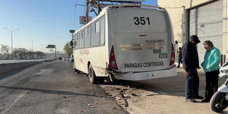 Impacta contra camión de pasajeros al norte de la ciudad