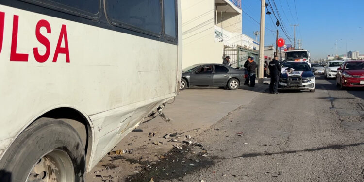 Impacta contra camión de pasajeros al norte de la ciudad
