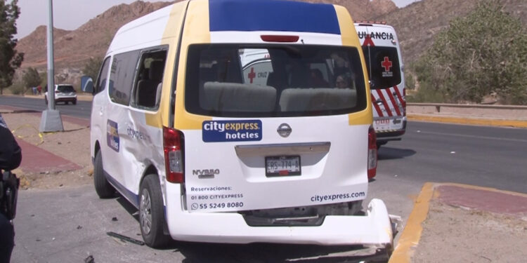 Cuatro heridos tras choque en vialidad Sacramento