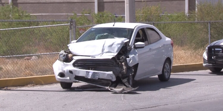 Cuatro heridos tras choque en vialidad Sacramento