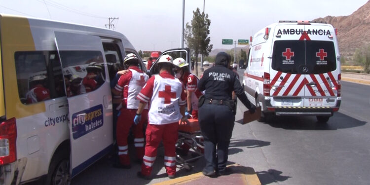 Cuatro heridos tras choque en vialidad Sacramento