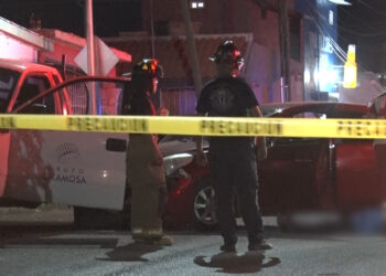 Muere por paro cardíaco a bordo de su auto en Delicias