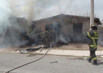 Incendio consume vivienda en Paseos Camino Real