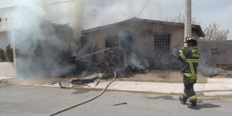 Incendio consume vivienda en Paseos Camino Real