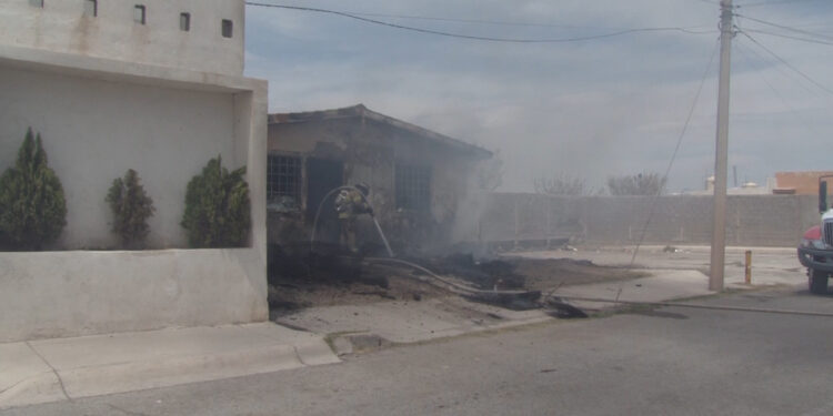 Incendio consume vivienda en Paseos Camino Real