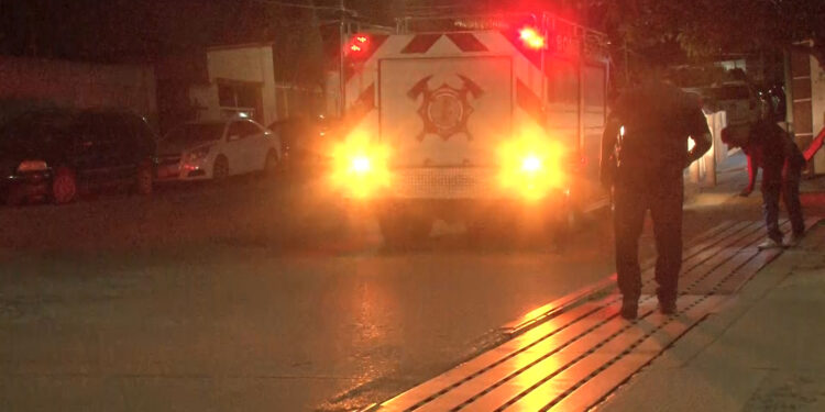 Bomberos rescatan a perrita de alcantarilla en Cuauhtémoc