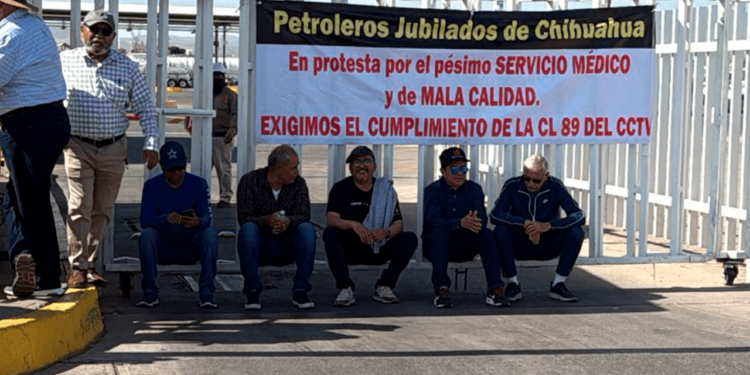 Protestan jubilados de Pemex por deficiencias en el servicio médico
