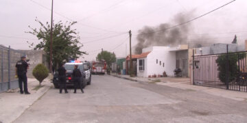Vehículo se incendia mientras era reparado