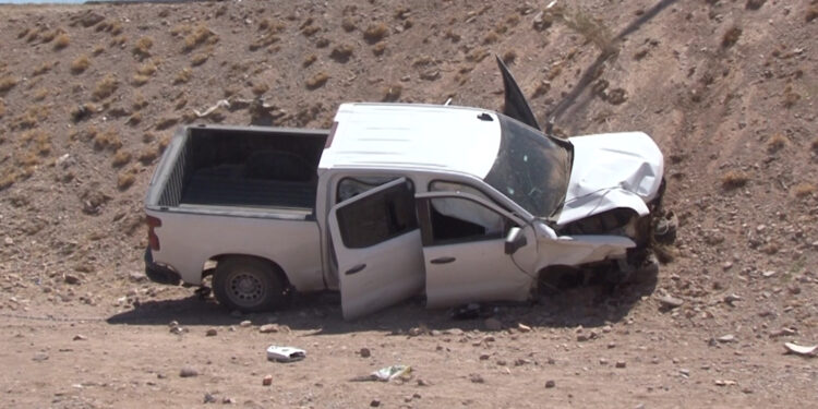 Dos custodios del Cereso resultan heridos tras volcadura