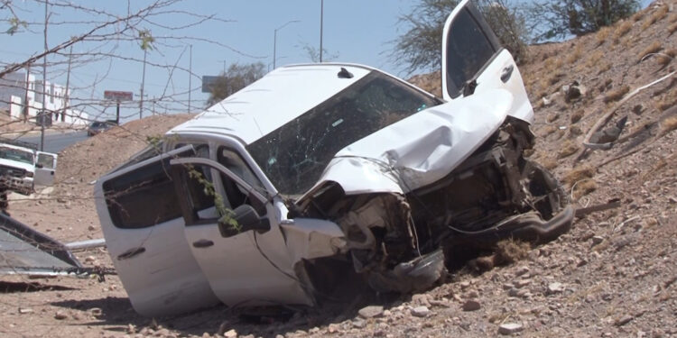 Dos custodios del Cereso resultan heridos tras volcadura