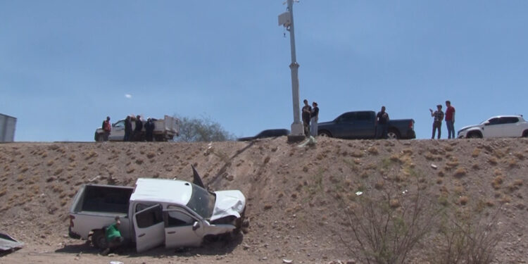 Dos custodios del Cereso resultan heridos tras volcadura