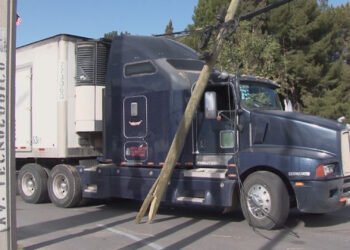 Tráiler derriba poste de telefonía en avenida División del Norte