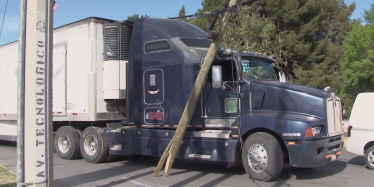 Tráiler derriba poste de telefonía en avenida División del Norte