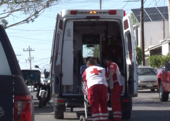Hombre queda prensado al dar mantenimiento a su vehículo