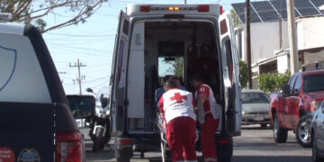 Hombre queda prensado al dar mantenimiento a su vehículo