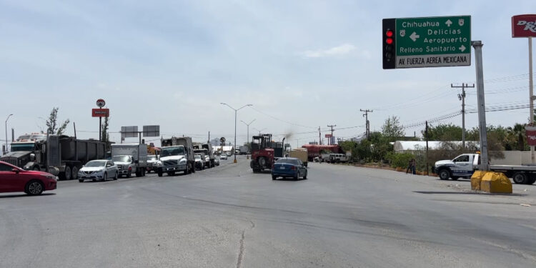 Conductores piden agilizar cruce en carretera a Aldama