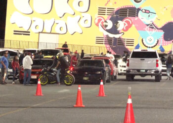 Operativo durante reunión de club de autos en Plaza Haciendas