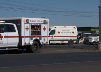 Conductor omite alto y embiste camioneta con mujer embarazada y sus dos hijas