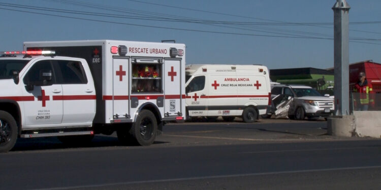 Conductor omite alto y embiste camioneta con mujer embarazada y sus dos hijas