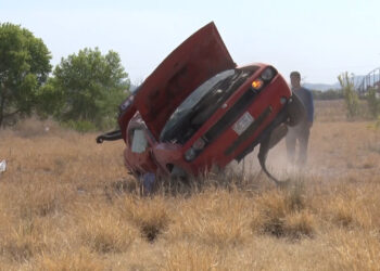 Vuelca Challenger tras chocar contra un poste de alumbrado público