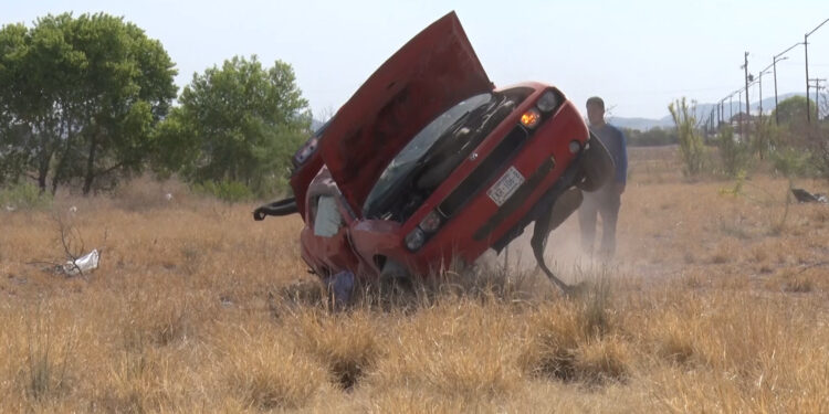 Vuelca Challenger tras chocar contra un poste de alumbrado público