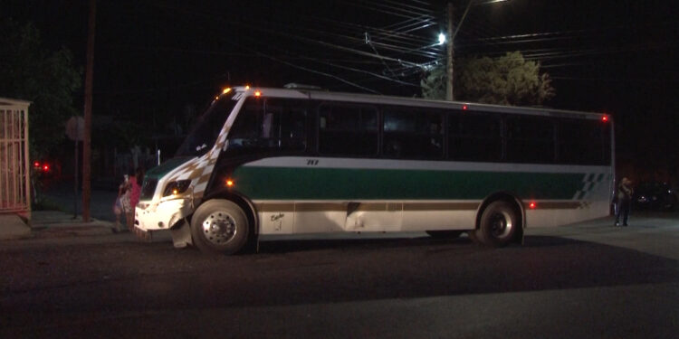 Choque entre auto y camión deja una mujer herida en la Bellavista
