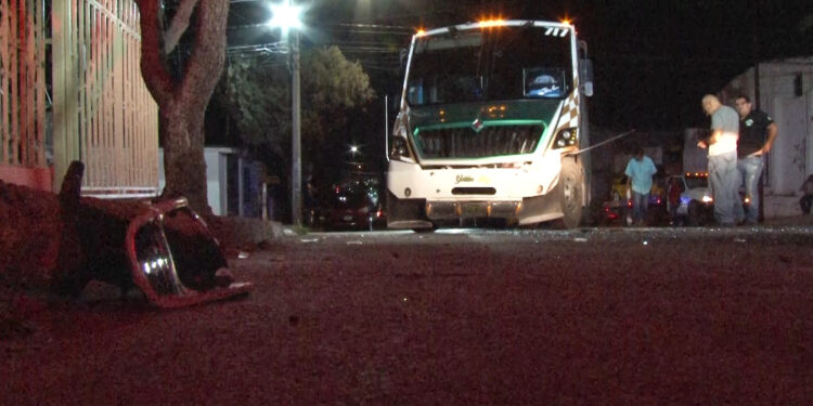 Choque entre auto y camión deja una mujer herida en la Bellavista