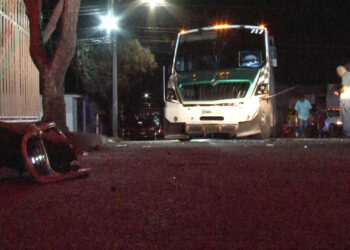 Choque entre auto y camión deja una mujer herida en la Bellavista