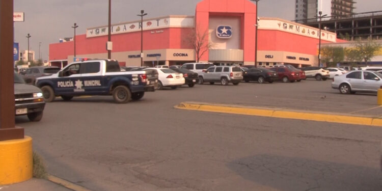 Asaltan a mujer en estacionamiento de plaza Saucito