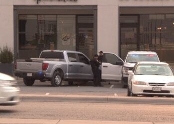 Asaltan a mujer en estacionamiento de plaza Saucito