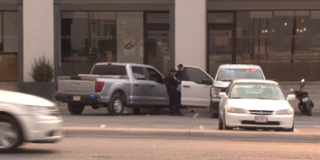 Asaltan a mujer en estacionamiento de plaza Saucito