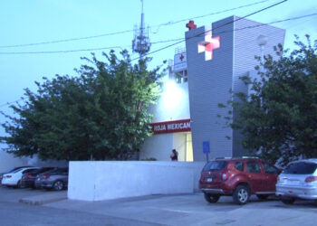 Mujer se arroja de vehículo en movimiento tras discusión con su pareja