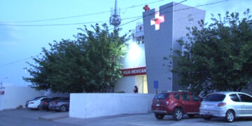 Mujer se arroja de vehículo en movimiento tras discusión con su pareja