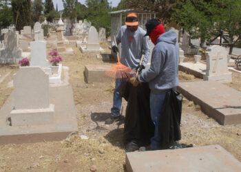Trabajan en limpieza de panteones previo al 10 de mayo