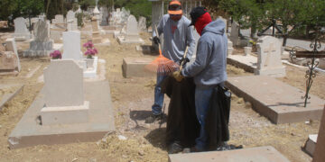 Trabajan en limpieza de panteones previo al 10 de mayo