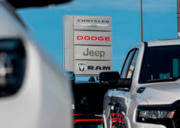 Stellantis frena temporalmente su operación en México por aranceles a autos