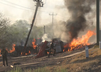 Tráiler se incendia tras chocar contra un poste en Delicias