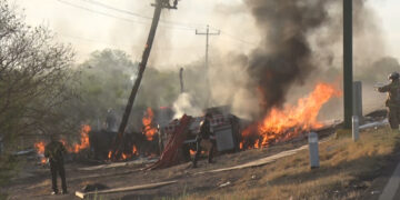 Tráiler se incendia tras chocar contra un poste en Delicias