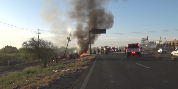 Tráiler se incendia tras chocar contra un poste en Delicias