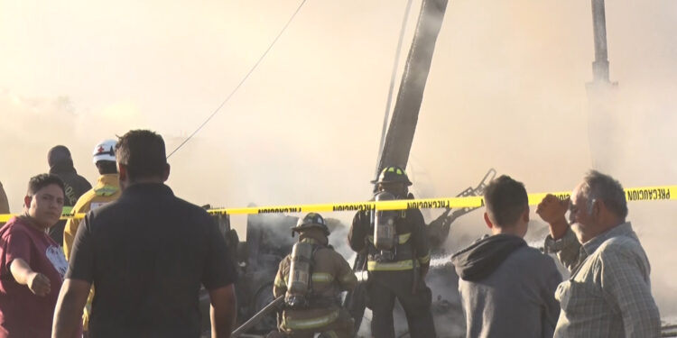 Tráiler se incendia tras chocar contra un poste en Delicias