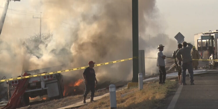 Tráiler se incendia tras chocar contra un poste en Delicias
