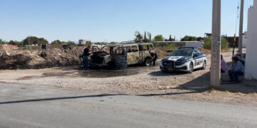 Arde camioneta al salir de taller al sur de la ciudad