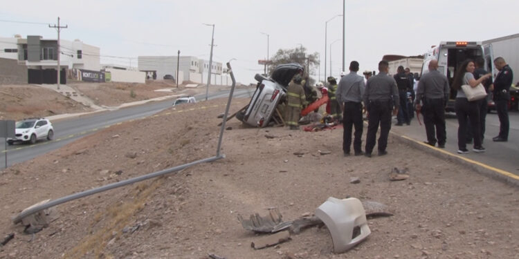 Taxi se accidenta en la carretera a Aldama