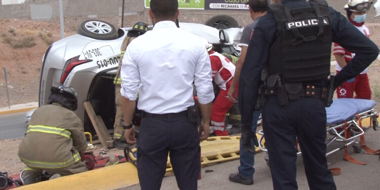 Taxi se accidenta en la carretera a Aldama