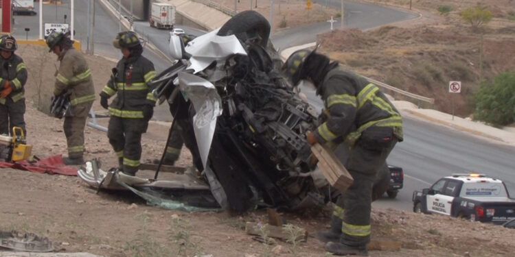 Taxi se accidenta en la carretera a Aldama