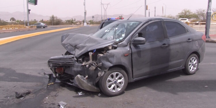 Mujer resulta herida en choque por semáforo ignorado